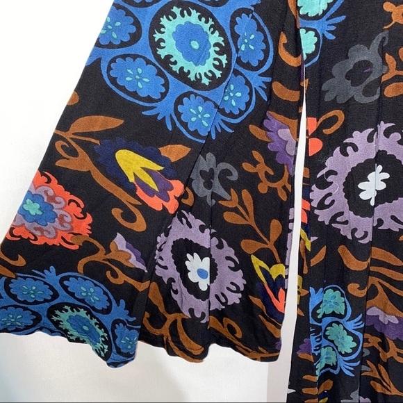 FashionFuse Bell Sleeve Floral Tunic Size Small - Picture 3 of 4